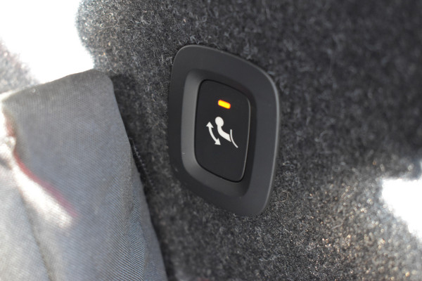 Volvo XC40 B4 211PK Automaat Core | ACC | 20"LMV | Trekhaak | BLIS | Camera | Stoelverwarming | Stuurverwarming |