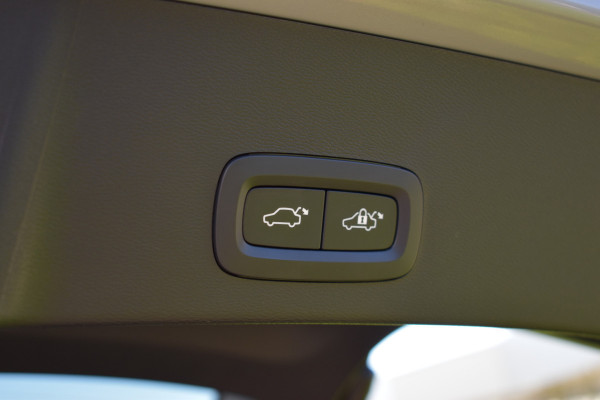 Volvo XC40 B4 211PK Automaat Core | ACC | 20"LMV | Trekhaak | BLIS | Camera | Stoelverwarming | Stuurverwarming |