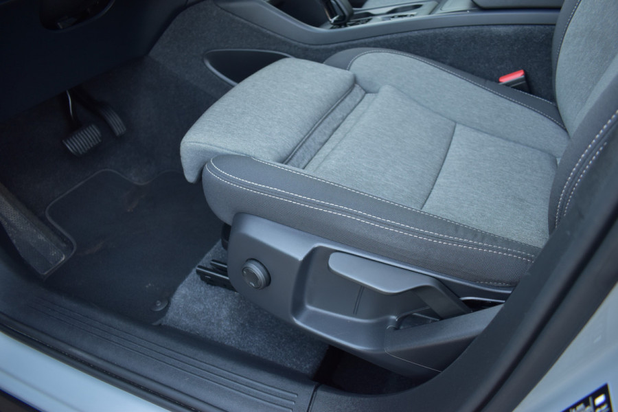 Volvo XC40 B4 211PK Automaat Core | ACC | 20"LMV | Trekhaak | BLIS | Camera | Stoelverwarming | Stuurverwarming |