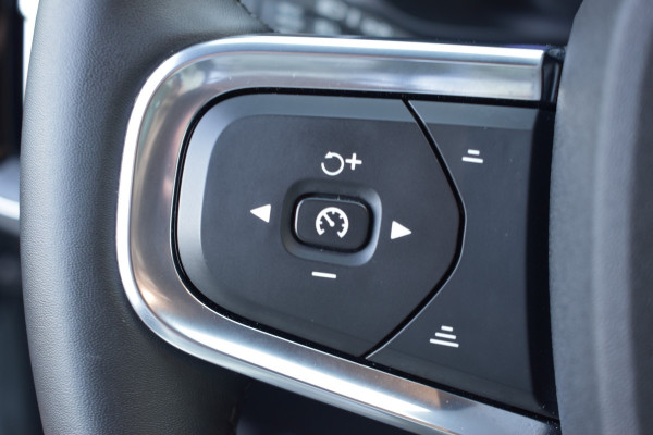 Volvo XC40 B4 211PK Automaat Core | ACC | 20"LMV | Trekhaak | BLIS | Camera | Stoelverwarming | Stuurverwarming |