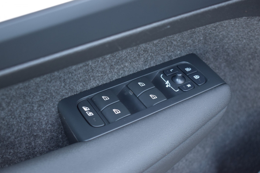 Volvo XC40 B4 211PK Automaat Core | ACC | 20"LMV | Trekhaak | BLIS | Camera | Stoelverwarming | Stuurverwarming |