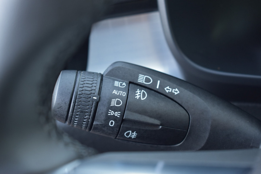 Volvo XC40 B4 211PK Automaat Core | ACC | 20"LMV | Trekhaak | BLIS | Camera | Stoelverwarming | Stuurverwarming |