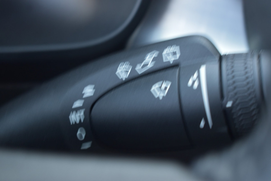 Volvo XC40 B4 211PK Automaat Core | ACC | 20"LMV | Trekhaak | BLIS | Camera | Stoelverwarming | Stuurverwarming |