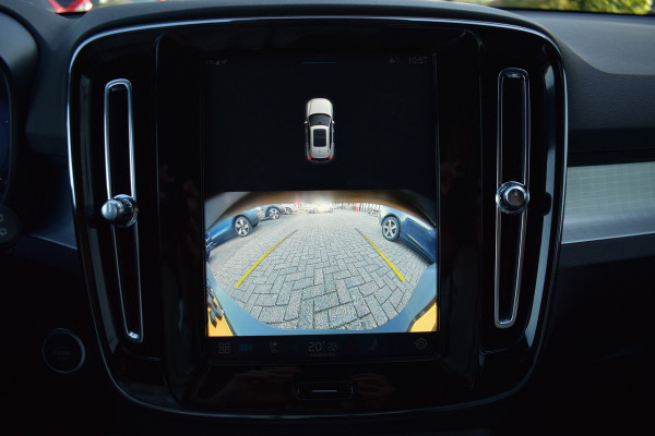 Volvo XC40 B4 211PK Automaat Core | ACC | 20"LMV | Trekhaak | BLIS | Camera | Stoelverwarming | Stuurverwarming |