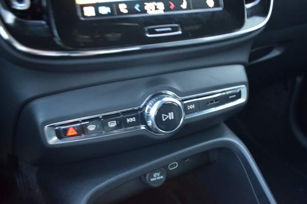 Volvo XC40 B4 211PK Automaat Core | ACC | 20"LMV | Trekhaak | BLIS | Camera | Stoelverwarming | Stuurverwarming |