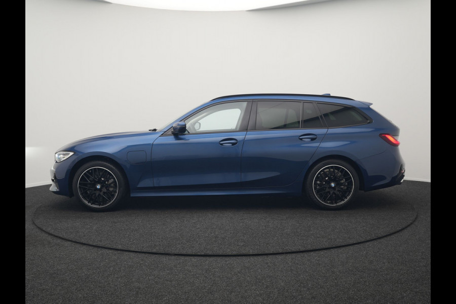 BMW 3 Serie Touring 330e Sportline Plug In Hybrid 293pk Dealer O.H. PHEV | Adaptive Cruise | Sfeerverlichting | Apple Carplay | Black Optic | Sportstoelen Verwarmd | Navigatie | Blis | Virtual | DAB |