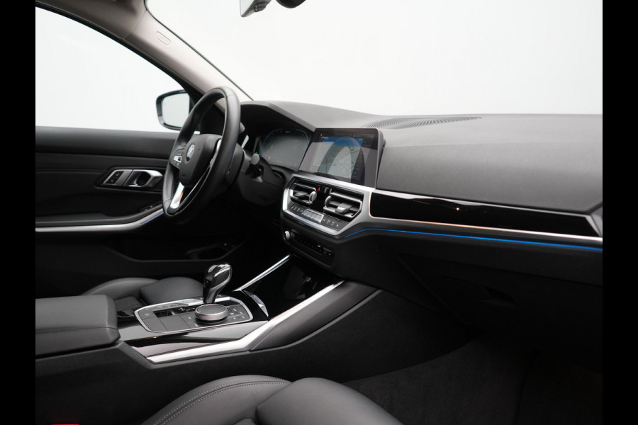BMW 3 Serie Touring 330e Sportline Plug In Hybrid 293pk Dealer O.H. PHEV | Adaptive Cruise | Sfeerverlichting | Apple Carplay | Black Optic | Sportstoelen Verwarmd | Navigatie | Blis | Virtual | DAB |