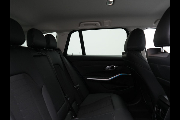 BMW 3 Serie Touring 330e Sportline Plug In Hybrid 293pk Dealer O.H. PHEV | Adaptive Cruise | Sfeerverlichting | Apple Carplay | Black Optic | Sportstoelen Verwarmd | Navigatie | Blis | Virtual | DAB |