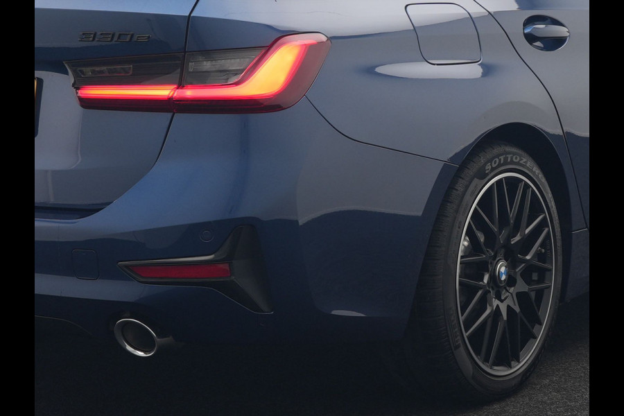 BMW 3 Serie Touring 330e Sportline Plug In Hybrid 293pk Dealer O.H. PHEV | Adaptive Cruise | Sfeerverlichting | Apple Carplay | Black Optic | Sportstoelen Verwarmd | Navigatie | Blis | Virtual | DAB |