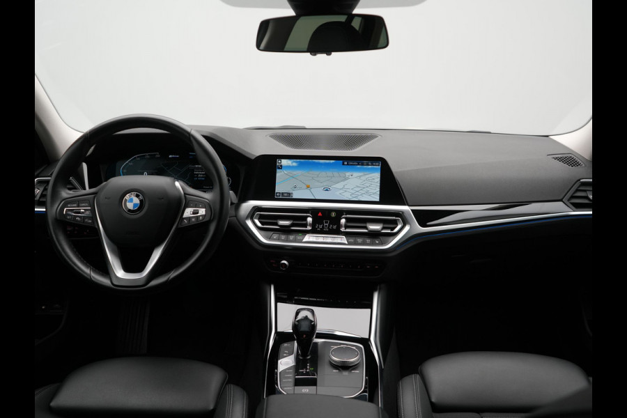 BMW 3 Serie Touring 330e Sportline Plug In Hybrid 293pk Dealer O.H. PHEV | Adaptive Cruise | Sfeerverlichting | Apple Carplay | Black Optic | Sportstoelen Verwarmd | Navigatie | Blis | Virtual | DAB |