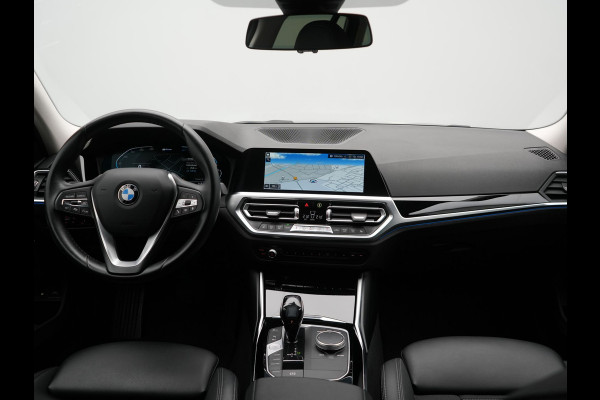 BMW 3 Serie Touring 330e Sportline Plug In Hybrid 293pk Dealer O.H. PHEV | Adaptive Cruise | Sfeerverlichting | Apple Carplay | Black Optic | Sportstoelen Verwarmd | Navigatie | Blis | Virtual | DAB |