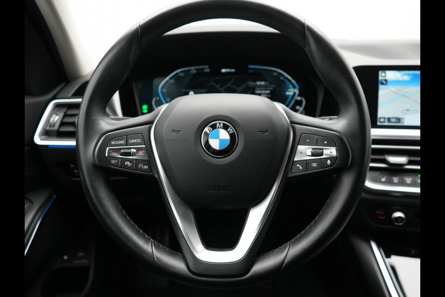 BMW 3 Serie Touring 330e Sportline Plug In Hybrid 293pk Dealer O.H. PHEV | Adaptive Cruise | Sfeerverlichting | Apple Carplay | Black Optic | Sportstoelen Verwarmd | Navigatie | Blis | Virtual | DAB |