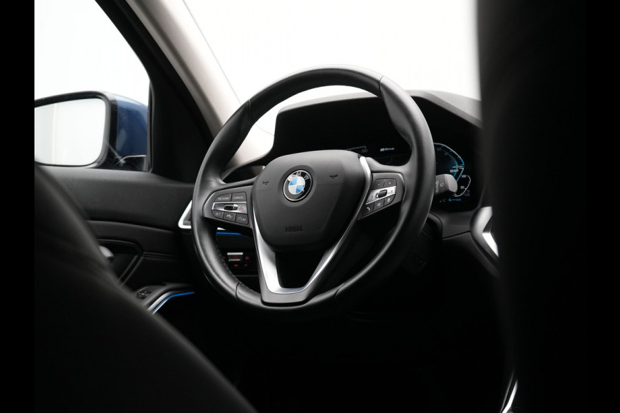 BMW 3 Serie Touring 330e Sportline Plug In Hybrid 293pk Dealer O.H. PHEV | Adaptive Cruise | Sfeerverlichting | Apple Carplay | Black Optic | Sportstoelen Verwarmd | Navigatie | Blis | Virtual | DAB |
