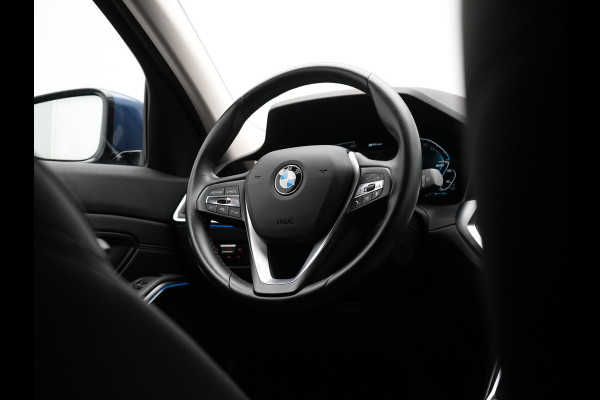 BMW 3 Serie Touring 330e Sportline Plug In Hybrid 293pk Dealer O.H. PHEV | Adaptive Cruise | Sfeerverlichting | Apple Carplay | Black Optic | Sportstoelen Verwarmd | Navigatie | Blis | Virtual | DAB |