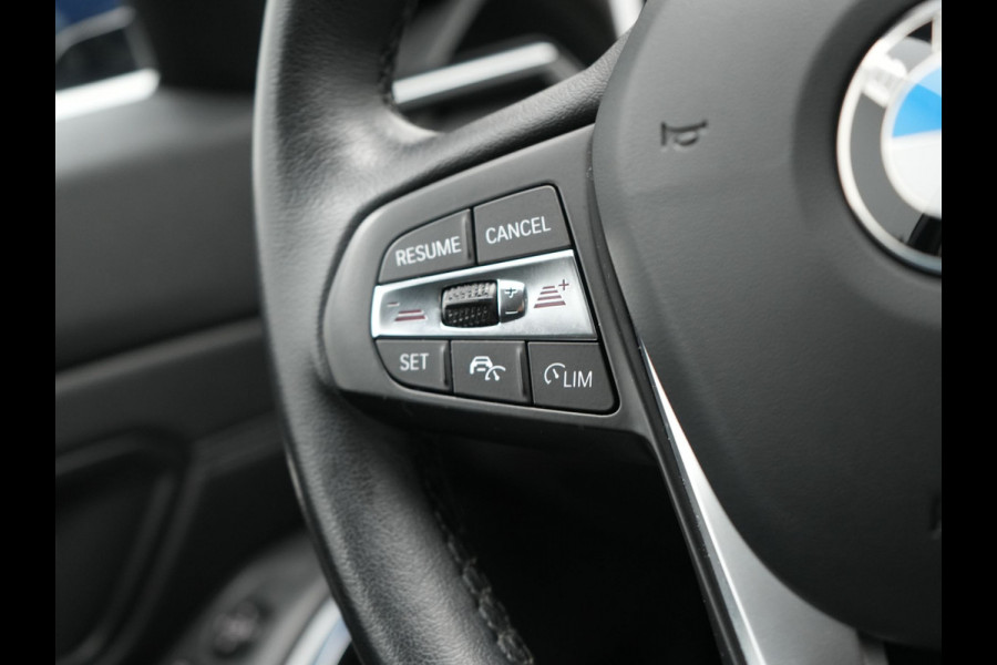 BMW 3 Serie Touring 330e Sportline Plug In Hybrid 293pk Dealer O.H. PHEV | Adaptive Cruise | Sfeerverlichting | Apple Carplay | Black Optic | Sportstoelen Verwarmd | Navigatie | Blis | Virtual | DAB |