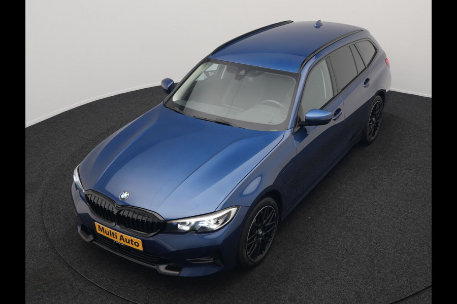 BMW 3 Serie Touring 330e Sportline Plug In Hybrid 293pk Dealer O.H. PHEV | Adaptive Cruise | Sfeerverlichting | Apple Carplay | Black Optic | Sportstoelen Verwarmd | Navigatie | Blis | Virtual | DAB |