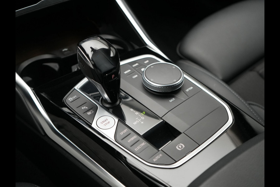 BMW 3 Serie Touring 330e Sportline Plug In Hybrid 293pk Dealer O.H. PHEV | Adaptive Cruise | Sfeerverlichting | Apple Carplay | Black Optic | Sportstoelen Verwarmd | Navigatie | Blis | Virtual | DAB |