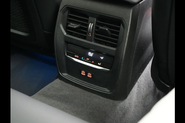 BMW 3 Serie Touring 330e Sportline Plug In Hybrid 293pk Dealer O.H. PHEV | Adaptive Cruise | Sfeerverlichting | Apple Carplay | Black Optic | Sportstoelen Verwarmd | Navigatie | Blis | Virtual | DAB |