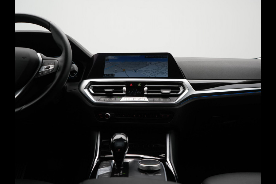 BMW 3 Serie Touring 330e Sportline Plug In Hybrid 293pk Dealer O.H. PHEV | Adaptive Cruise | Sfeerverlichting | Apple Carplay | Black Optic | Sportstoelen Verwarmd | Navigatie | Blis | Virtual | DAB |