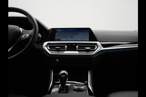 BMW 3 Serie Touring 330e Sportline Plug In Hybrid 293pk Dealer O.H. PHEV | Adaptive Cruise | Sfeerverlichting | Apple Carplay | Black Optic | Sportstoelen Verwarmd | Navigatie | Blis | Virtual | DAB |