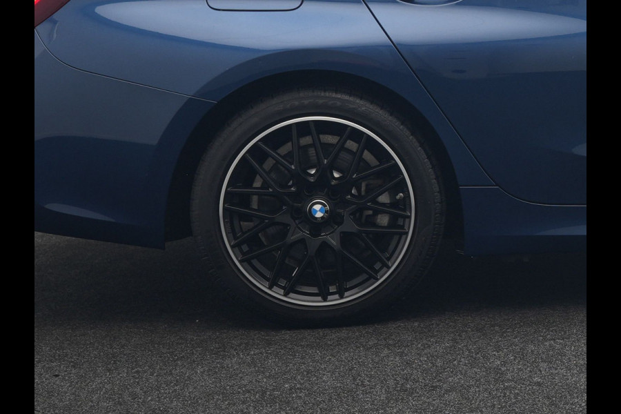 BMW 3 Serie Touring 330e Sportline Plug In Hybrid 293pk Dealer O.H. PHEV | Adaptive Cruise | Sfeerverlichting | Apple Carplay | Black Optic | Sportstoelen Verwarmd | Navigatie | Blis | Virtual | DAB |