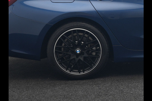 BMW 3 Serie Touring 330e Sportline Plug In Hybrid 293pk Dealer O.H. PHEV | Adaptive Cruise | Sfeerverlichting | Apple Carplay | Black Optic | Sportstoelen Verwarmd | Navigatie | Blis | Virtual | DAB |