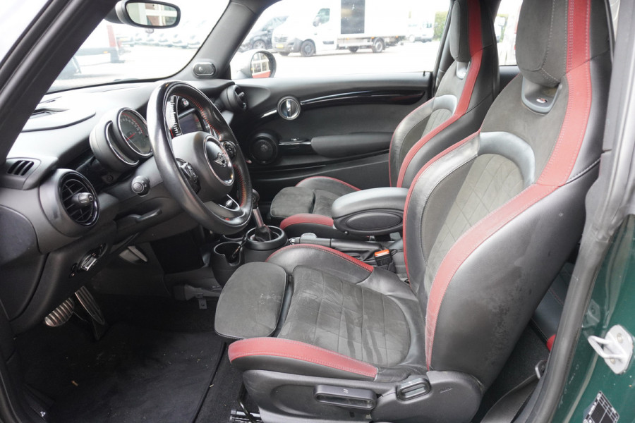 MINI Mini 2.0 232PK John Cooper Works Chili Automaat Nr. V248 |  Airco | Adaptive Cruise | Navi | Panorama dak