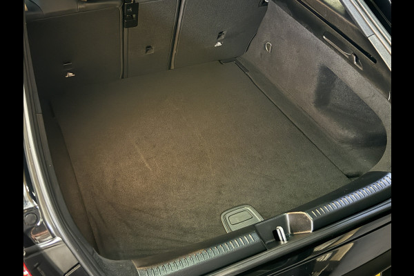 Mercedes-Benz CLA-Klasse Shooting Brake 180 Business Solution AMG Automaat | Sfeerverlichting | Camera | Trekhaak | Full LED | Stoelverwarming | Navi