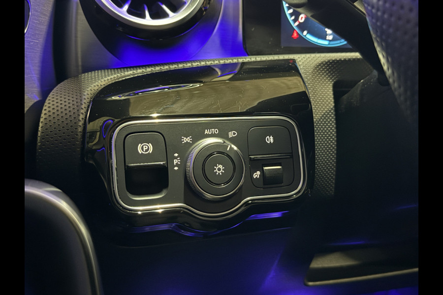 Mercedes-Benz CLA-Klasse Shooting Brake 180 Business Solution AMG Automaat | Sfeerverlichting | Camera | Trekhaak | Full LED | Stoelverwarming | Navi