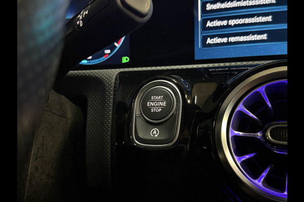 Mercedes-Benz CLA-Klasse Shooting Brake 180 Business Solution AMG Automaat | Sfeerverlichting | Camera | Trekhaak | Full LED | Stoelverwarming | Navi