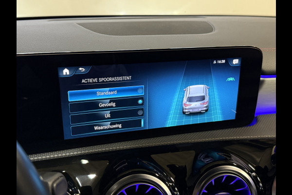 Mercedes-Benz CLA-Klasse Shooting Brake 180 Business Solution AMG Automaat | Sfeerverlichting | Camera | Trekhaak | Full LED | Stoelverwarming | Navi