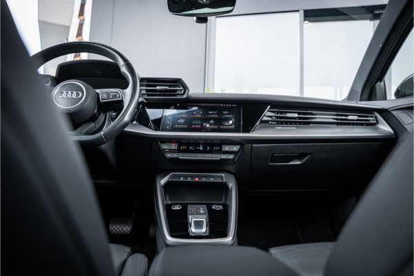 Audi A3 Limousine 35 TFSI edition one - S Line | Panorama | Keyless | Camera