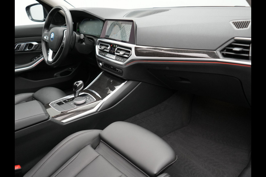 BMW 3 Serie Touring 320e Luxury Line Plug In Hybrid 204pk Dealer O.H PHEV | Panodak | Lederen Sportstoelen Verwarmd | Apple Carplay | Sfeerverlichting | Navi Full Map | DAB |