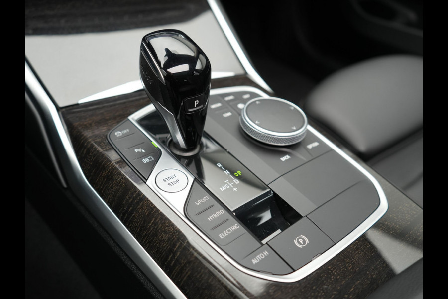BMW 3 Serie Touring 320e Luxury Line Plug In Hybrid 204pk Dealer O.H PHEV | Panodak | Lederen Sportstoelen Verwarmd | Apple Carplay | Sfeerverlichting | Navi Full Map | DAB |