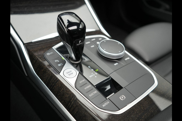 BMW 3 Serie Touring 320e Luxury Line Plug In Hybrid 204pk Dealer O.H PHEV | Panodak | Lederen Sportstoelen Verwarmd | Apple Carplay | Sfeerverlichting | Navi Full Map | DAB |