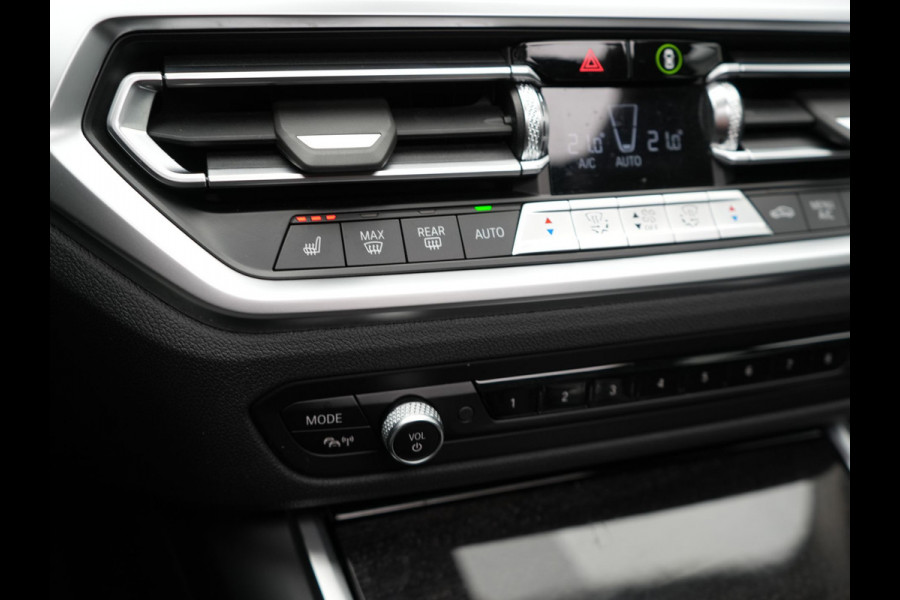 BMW 3 Serie Touring 320e Luxury Line Plug In Hybrid 204pk Dealer O.H PHEV | Panodak | Lederen Sportstoelen Verwarmd | Apple Carplay | Sfeerverlichting | Navi Full Map | DAB |
