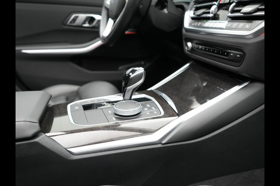 BMW 3 Serie Touring 320e Luxury Line Plug In Hybrid 204pk Dealer O.H PHEV | Panodak | Lederen Sportstoelen Verwarmd | Apple Carplay | Sfeerverlichting | Navi Full Map | DAB |