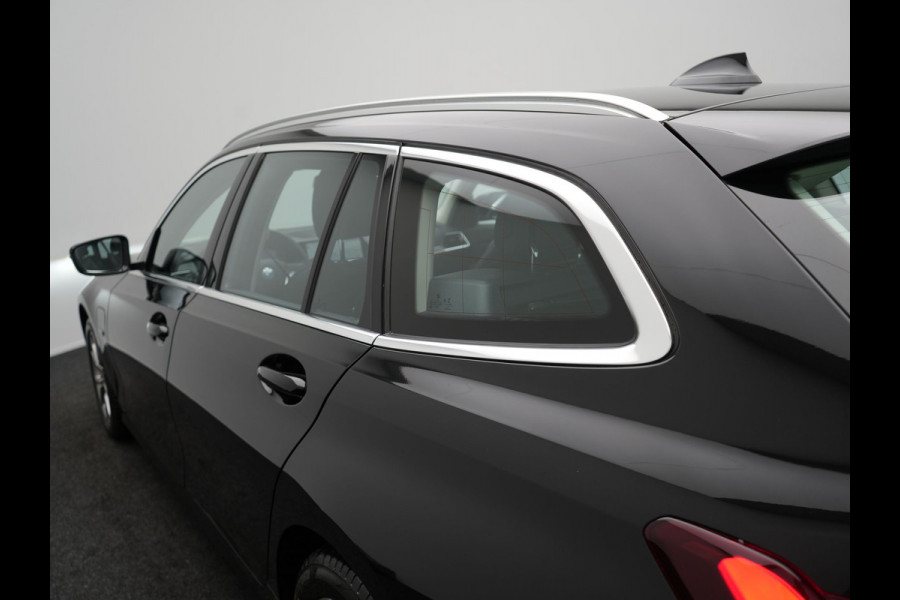 BMW 3 Serie Touring 320e Luxury Line Plug In Hybrid 204pk Dealer O.H PHEV | Panodak | Lederen Sportstoelen Verwarmd | Apple Carplay | Sfeerverlichting | Navi Full Map | DAB |