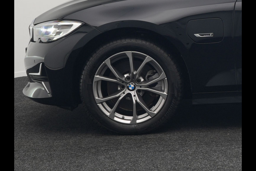BMW 3 Serie Touring 320e Luxury Line Plug In Hybrid 204pk Dealer O.H PHEV | Panodak | Lederen Sportstoelen Verwarmd | Apple Carplay | Sfeerverlichting | Navi Full Map | DAB |