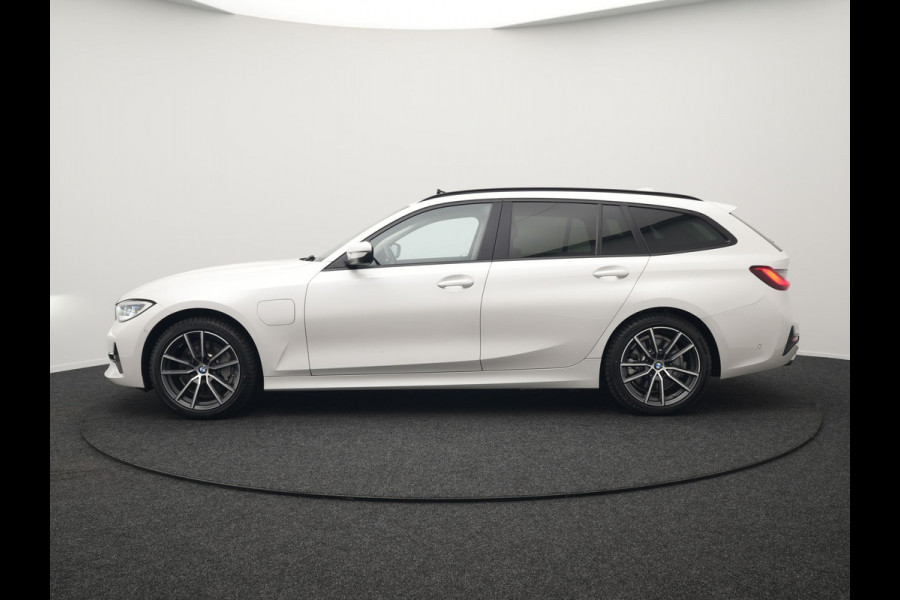 BMW 3 Serie Touring 330e Plug In Hybrid 293pk Dealer O.H PHEV | Trekhaak Af Fabriek | Panodak | Head Up | Adaptive Cruise | Laser LED | Lederen Sportstoelen Memory & Verwarmd | Keyless | Blis | Apple Carplay | Stuur Verwarmd | Navigatie | DAB |