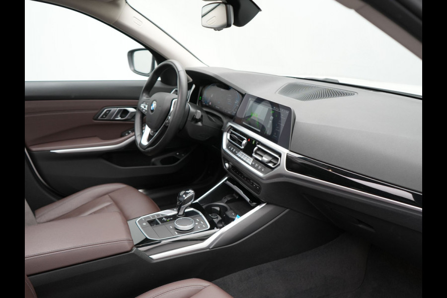 BMW 3 Serie Touring 330e Plug In Hybrid 293pk Dealer O.H PHEV | Trekhaak Af Fabriek | Panodak | Head Up | Adaptive Cruise | Laser LED | Lederen Sportstoelen Memory & Verwarmd | Keyless | Blis | Apple Carplay | Stuur Verwarmd | Navigatie | DAB |