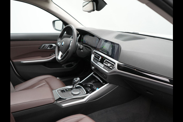 BMW 3 Serie Touring 330e Plug In Hybrid 293pk Dealer O.H PHEV | Trekhaak Af Fabriek | Panodak | Head Up | Adaptive Cruise | Laser LED | Lederen Sportstoelen Memory & Verwarmd | Keyless | Blis | Apple Carplay | Stuur Verwarmd | Navigatie | DAB |