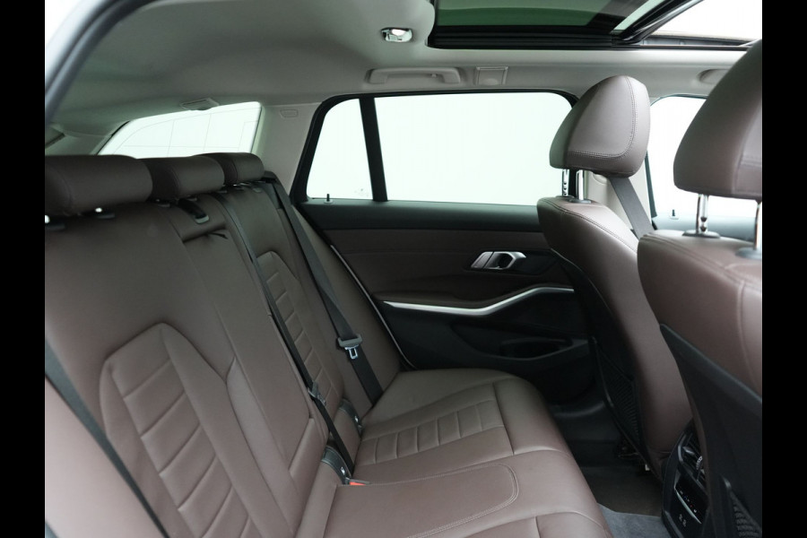 BMW 3 Serie Touring 330e Plug In Hybrid 293pk Dealer O.H PHEV | Trekhaak Af Fabriek | Panodak | Head Up | Adaptive Cruise | Laser LED | Lederen Sportstoelen Memory & Verwarmd | Keyless | Blis | Apple Carplay | Stuur Verwarmd | Navigatie | DAB |