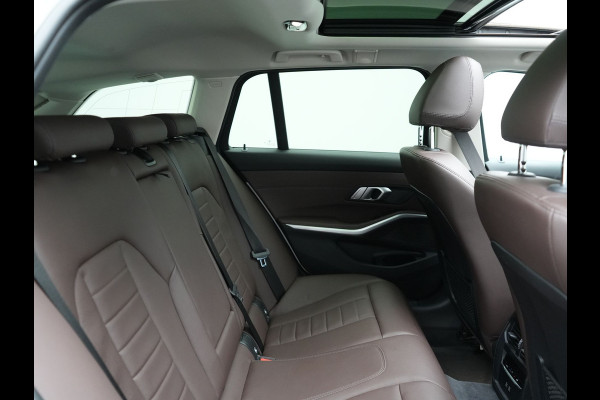 BMW 3 Serie Touring 330e Plug In Hybrid 293pk Dealer O.H PHEV | Trekhaak Af Fabriek | Panodak | Head Up | Adaptive Cruise | Laser LED | Lederen Sportstoelen Memory & Verwarmd | Keyless | Blis | Apple Carplay | Stuur Verwarmd | Navigatie | DAB |