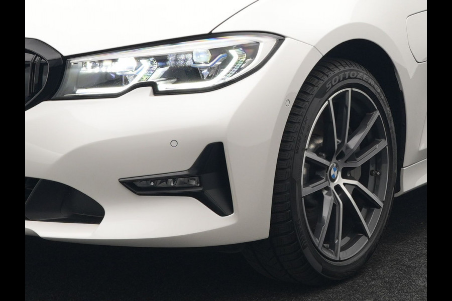 BMW 3 Serie Touring 330e Plug In Hybrid 293pk Dealer O.H PHEV | Trekhaak Af Fabriek | Panodak | Head Up | Adaptive Cruise | Laser LED | Lederen Sportstoelen Memory & Verwarmd | Keyless | Blis | Apple Carplay | Stuur Verwarmd | Navigatie | DAB |