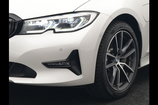 BMW 3 Serie Touring 330e Plug In Hybrid 293pk Dealer O.H PHEV | Trekhaak Af Fabriek | Panodak | Head Up | Adaptive Cruise | Laser LED | Lederen Sportstoelen Memory & Verwarmd | Keyless | Blis | Apple Carplay | Stuur Verwarmd | Navigatie | DAB |