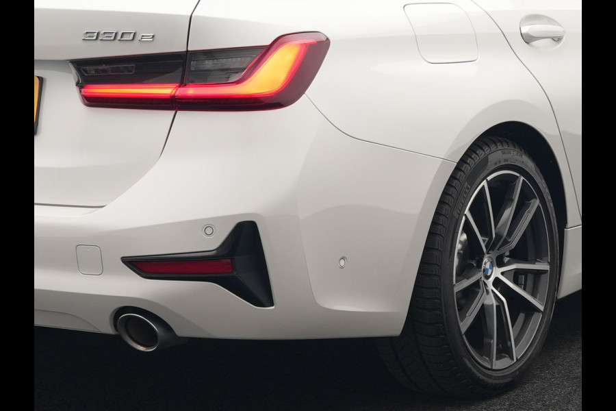 BMW 3 Serie Touring 330e Plug In Hybrid 293pk Dealer O.H PHEV | Trekhaak Af Fabriek | Panodak | Head Up | Adaptive Cruise | Laser LED | Lederen Sportstoelen Memory & Verwarmd | Keyless | Blis | Apple Carplay | Stuur Verwarmd | Navigatie | DAB |
