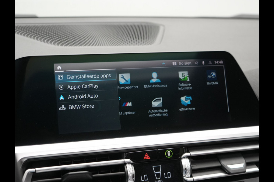 BMW 3 Serie Touring 330e Plug In Hybrid 293pk Dealer O.H PHEV | Trekhaak Af Fabriek | Panodak | Head Up | Adaptive Cruise | Laser LED | Lederen Sportstoelen Memory & Verwarmd | Keyless | Blis | Apple Carplay | Stuur Verwarmd | Navigatie | DAB |