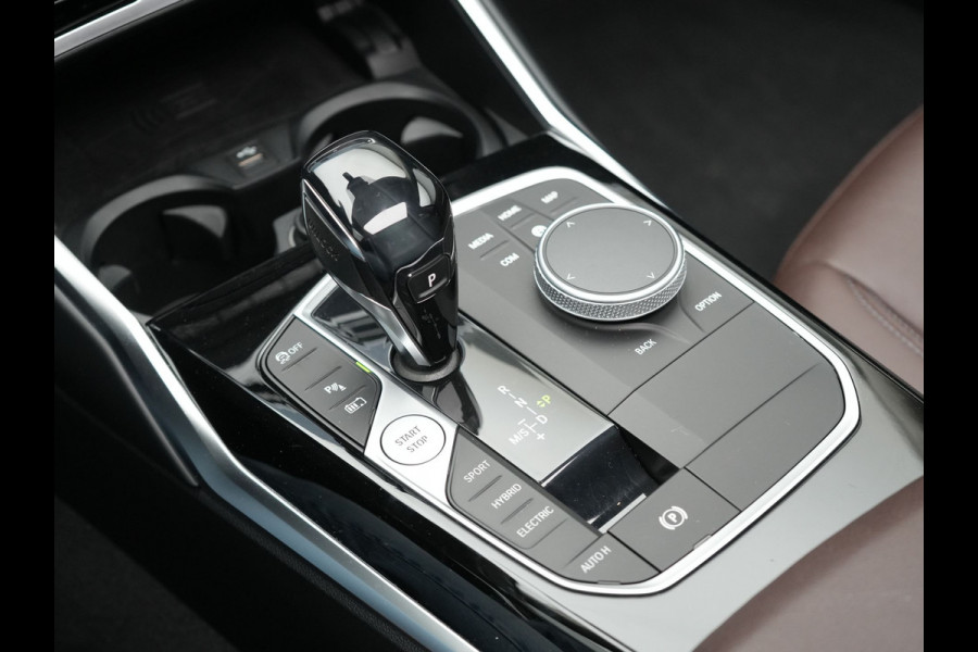 BMW 3 Serie Touring 330e Plug In Hybrid 293pk Dealer O.H PHEV | Trekhaak Af Fabriek | Panodak | Head Up | Adaptive Cruise | Laser LED | Lederen Sportstoelen Memory & Verwarmd | Keyless | Blis | Apple Carplay | Stuur Verwarmd | Navigatie | DAB |