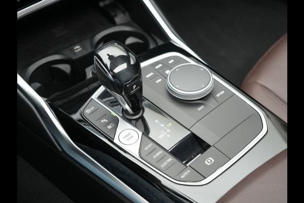 BMW 3 Serie Touring 330e Plug In Hybrid 293pk Dealer O.H PHEV | Trekhaak Af Fabriek | Panodak | Head Up | Adaptive Cruise | Laser LED | Lederen Sportstoelen Memory & Verwarmd | Keyless | Blis | Apple Carplay | Stuur Verwarmd | Navigatie | DAB |